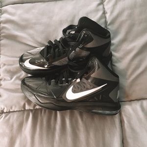 Black nike basketball shoes